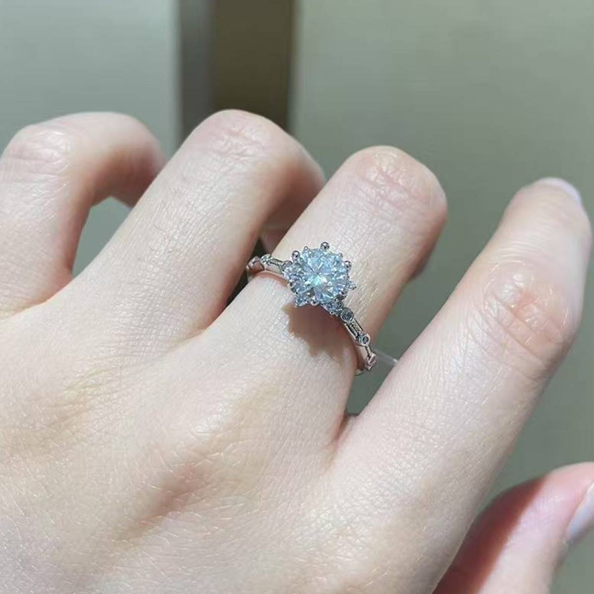 单头女戒S925银镀白金定制选款主石莫桑钻1.0ct/副石高碳钻